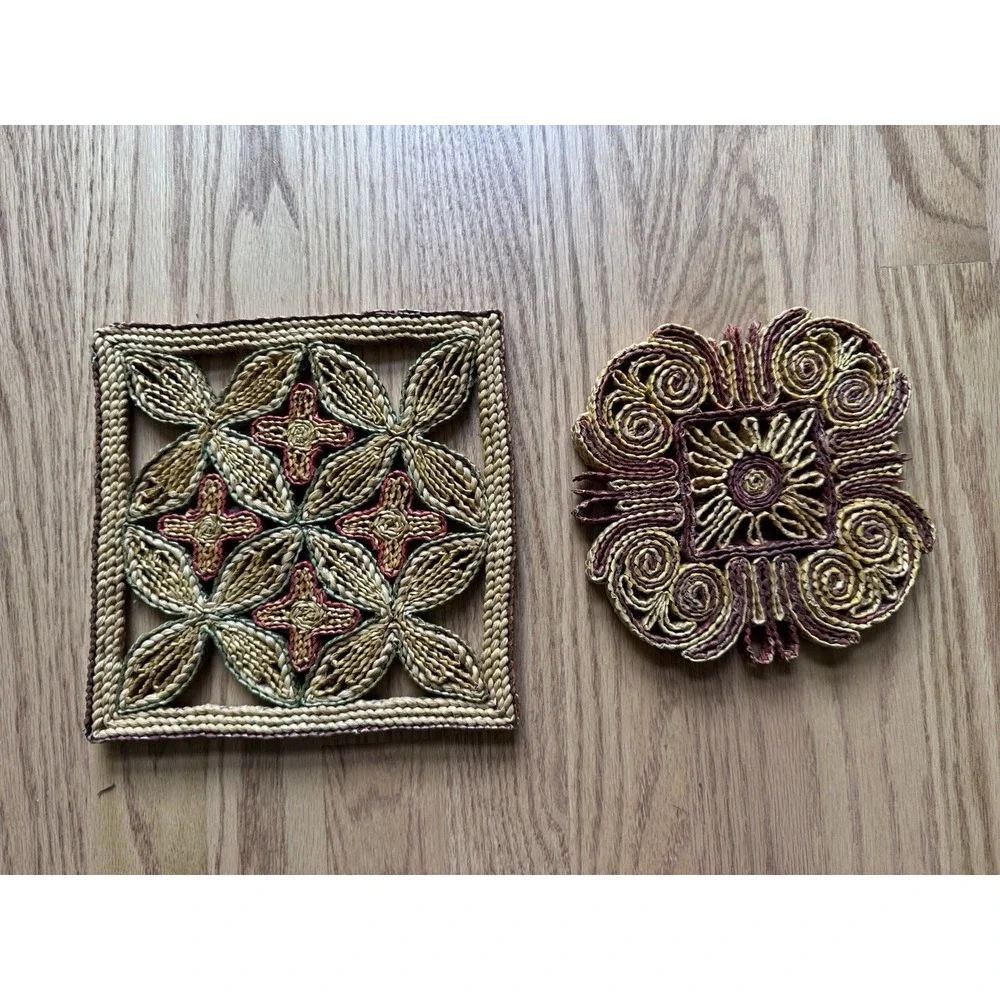 Vtg 70s Woven Straw Raffia Trivet Set 2 Boho Wall Art Floral‎ Scroll Hot Pad
